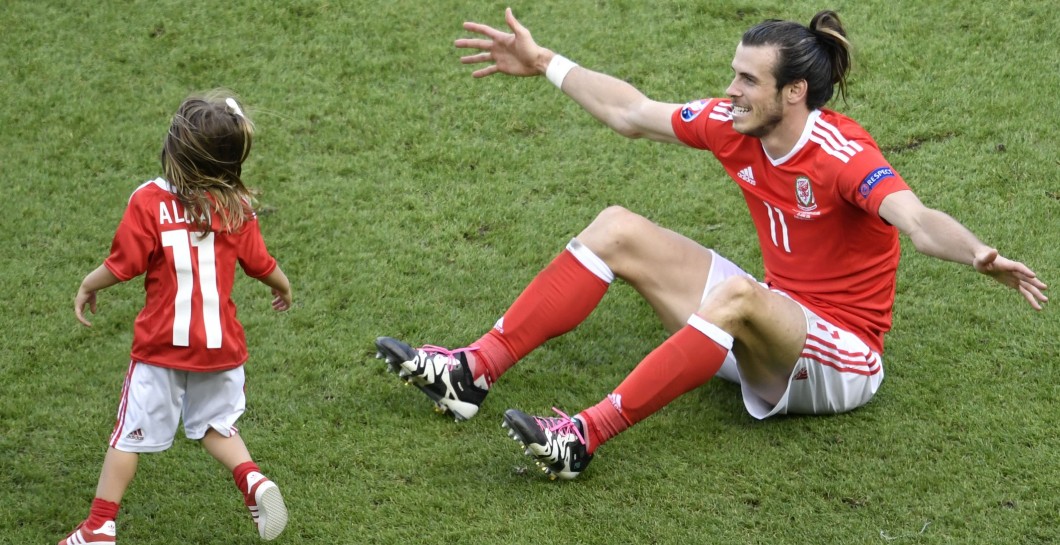 Bale juega con su hija Alba
