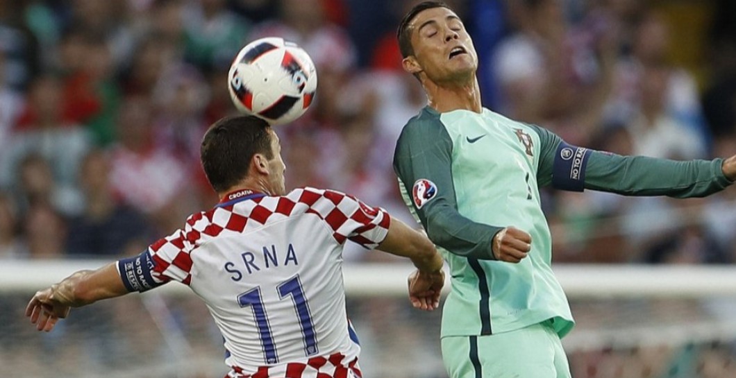 Cristiano pelea por un balón ante Croacia