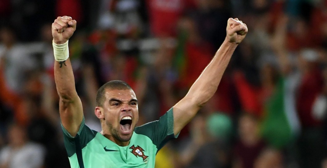 Pepe celebra la victoria de Portugal ante Croacia