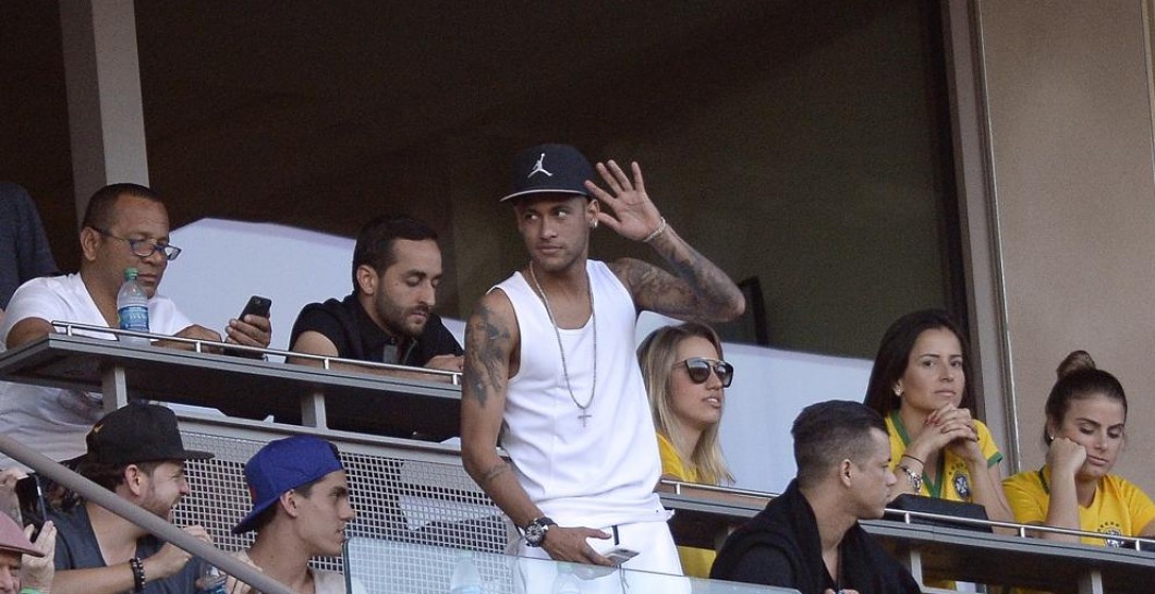 Neymar saluda durante sus vacaciones