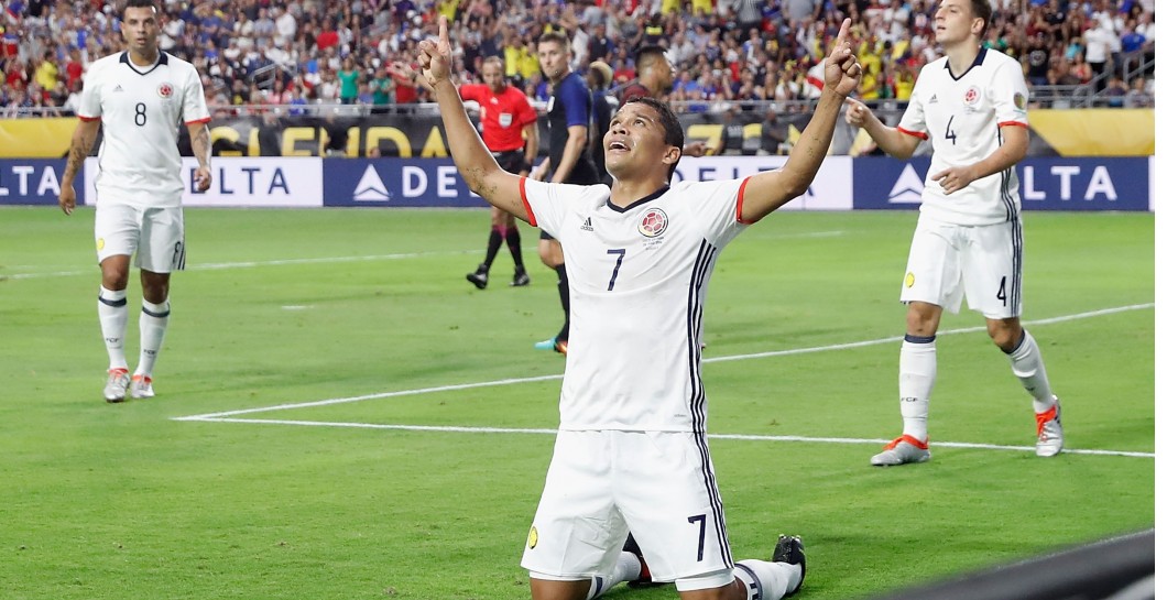 Bacca celebra un gol en la Copa América