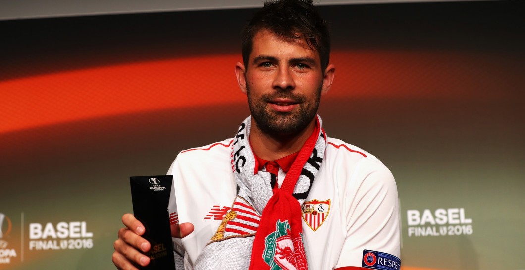 Coke con el premio del MVP de la final de la UEFA