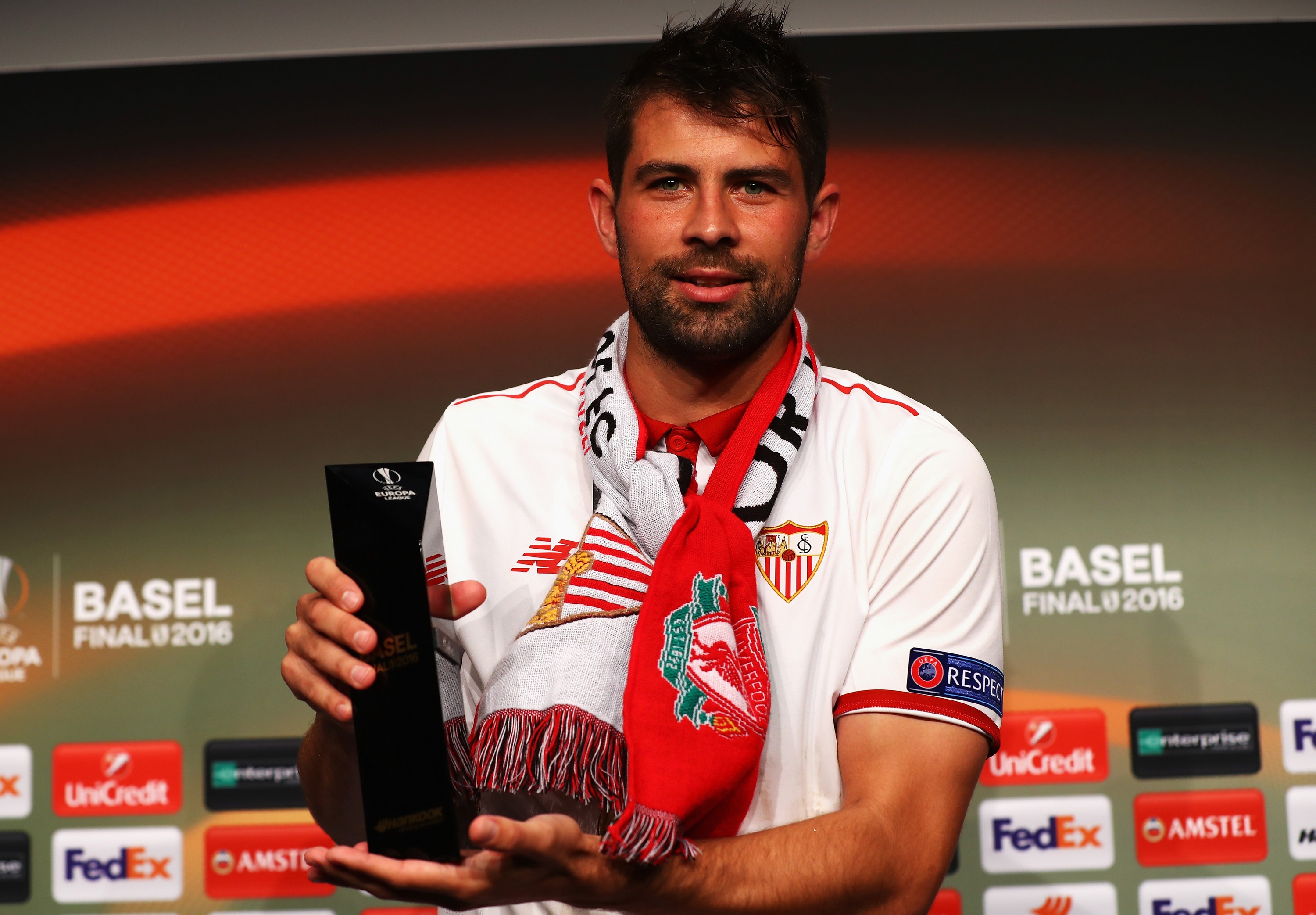 Coke con el premio del MVP de la final de la UEFA