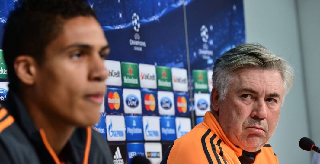 Ancelotti mira a Varane durante una rueda de prensa en el Real Madrid