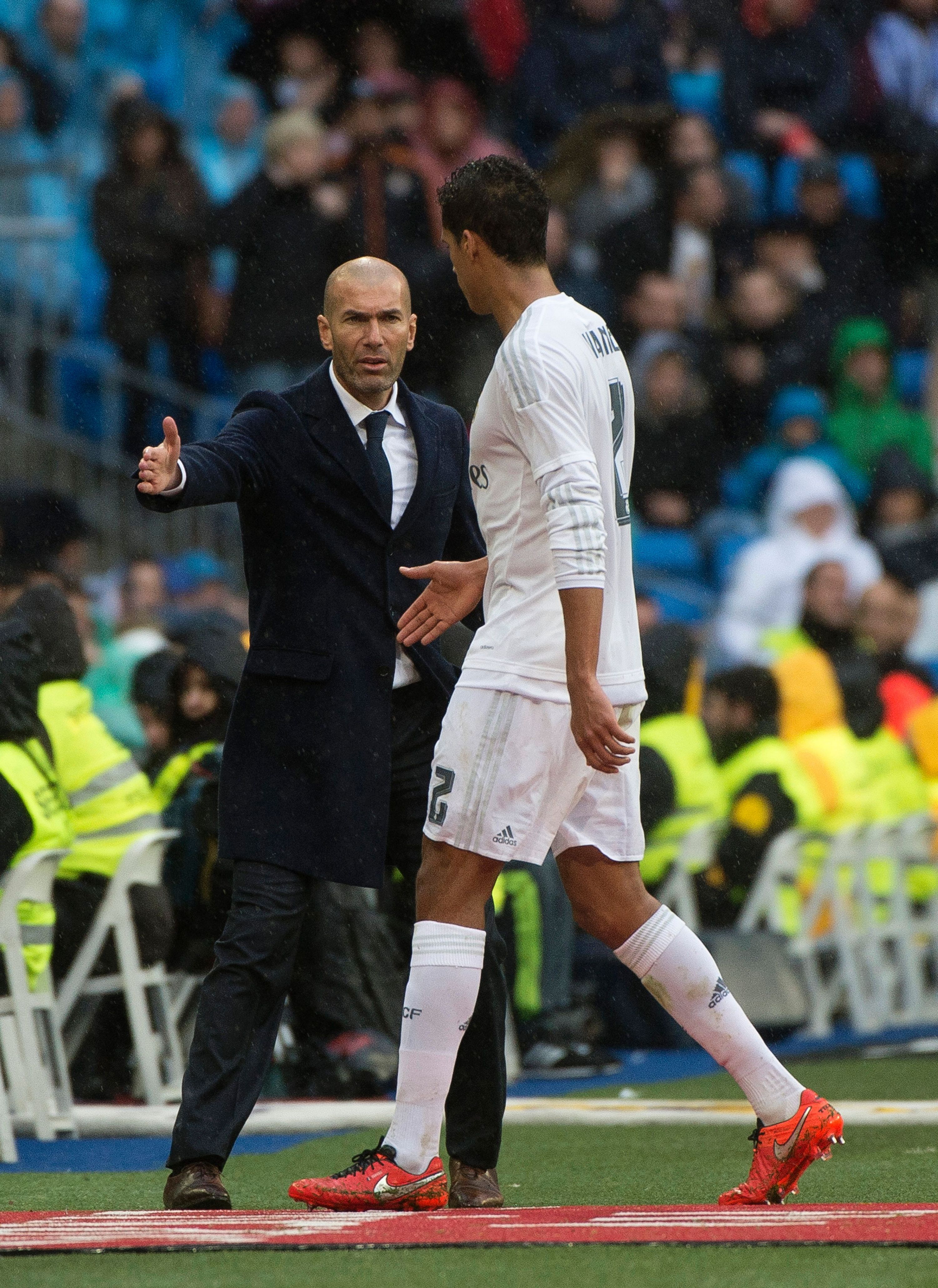 Zidane saluda a Varane