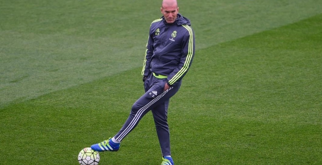 Zidane mira un entrenamiento en la pasada temporada