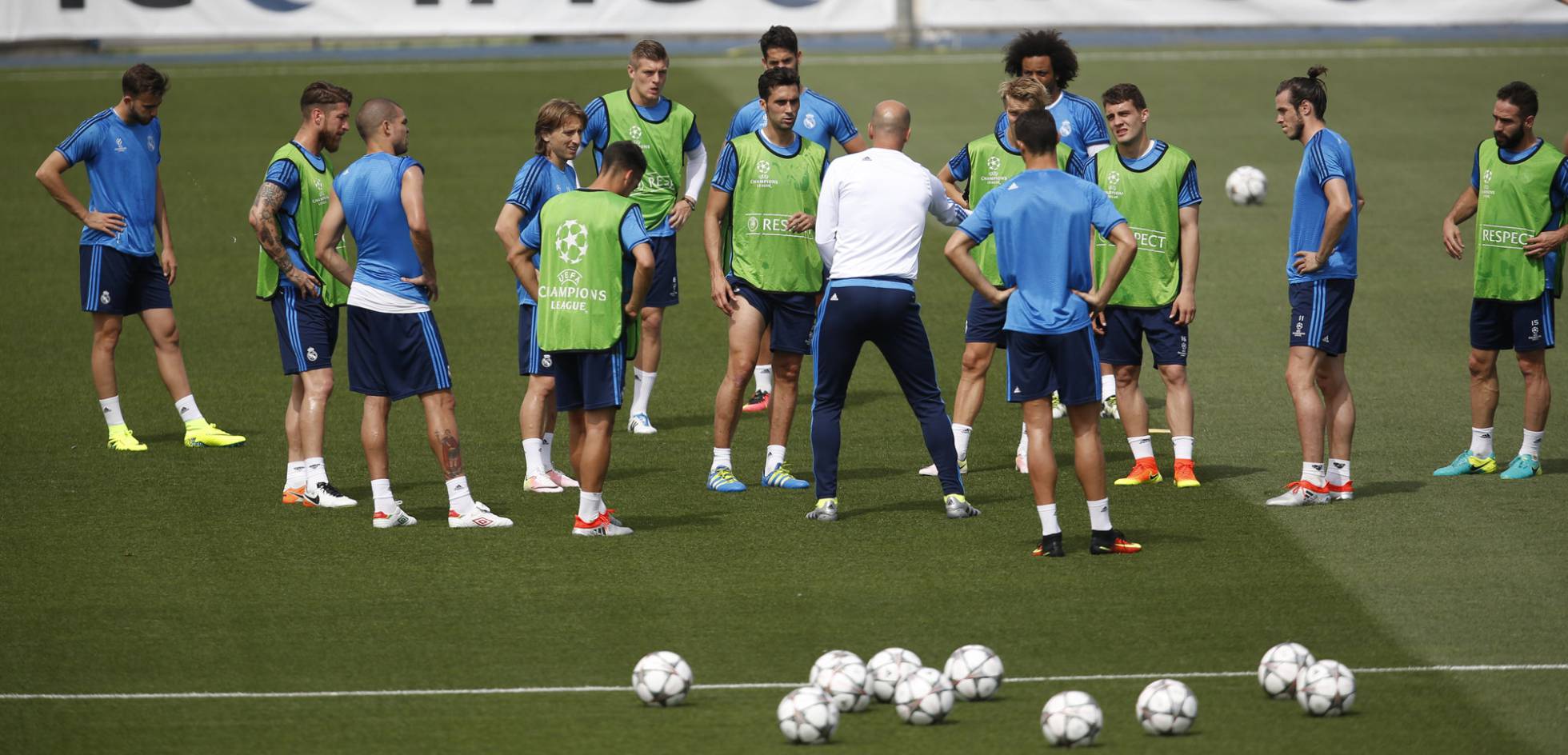 Zidane da indicaciones durante un entrenamiento de la pasada temporada