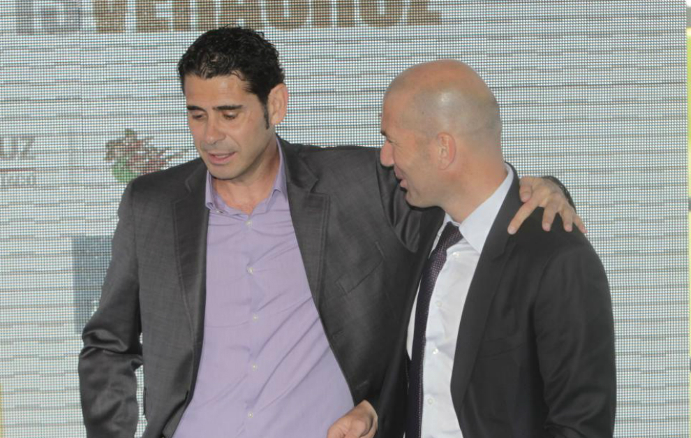 Hierro abraza a Zidane