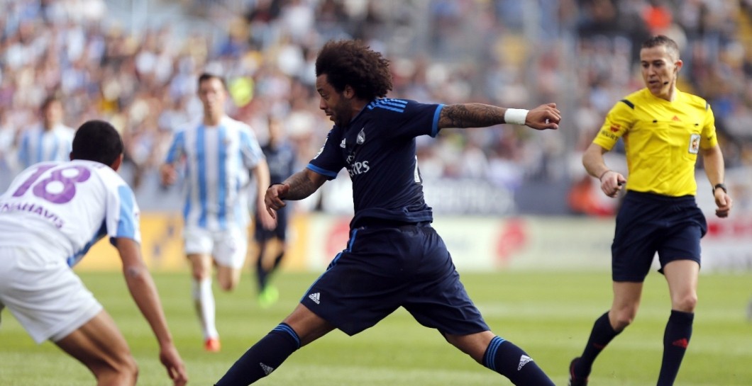 Marcelo encara a un rival contra el Málaga