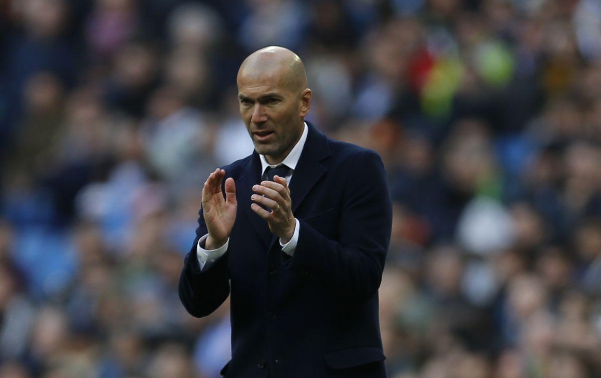 Zidane aplaude Santiago Bernabéu
