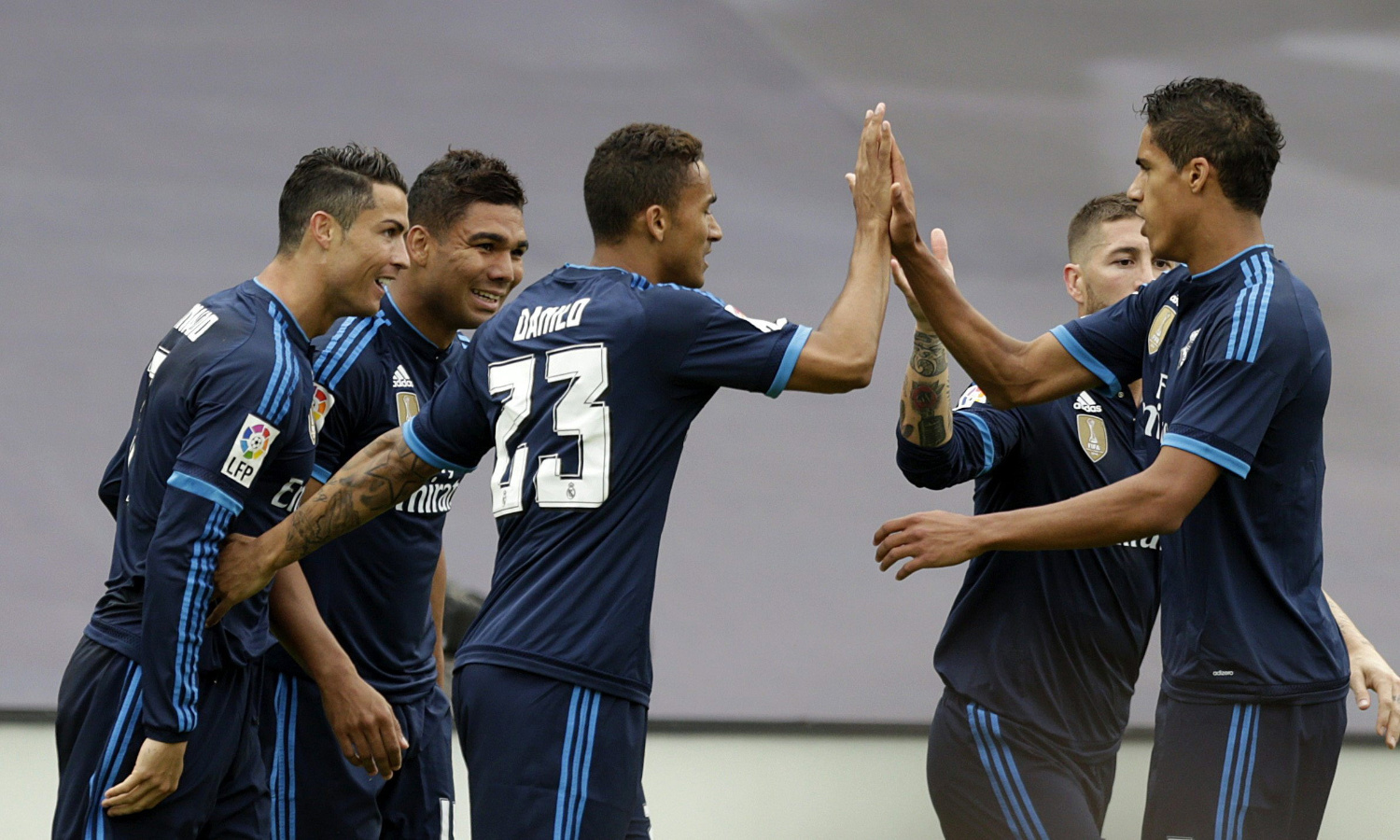 Danilo, Varane y Ramos celebran gol