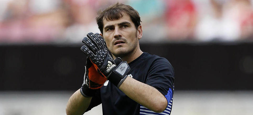 Iker Casillas aplaude en un partido con el Oporto