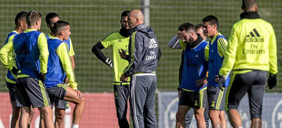 Zidane habla con la plantilla en Valdebebas