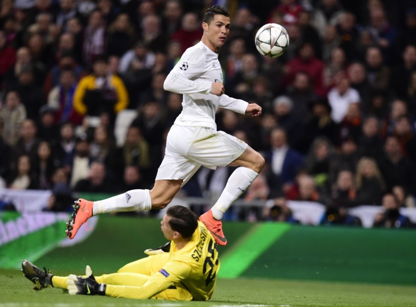 Cristiano pica el balón ante la Roma 2016