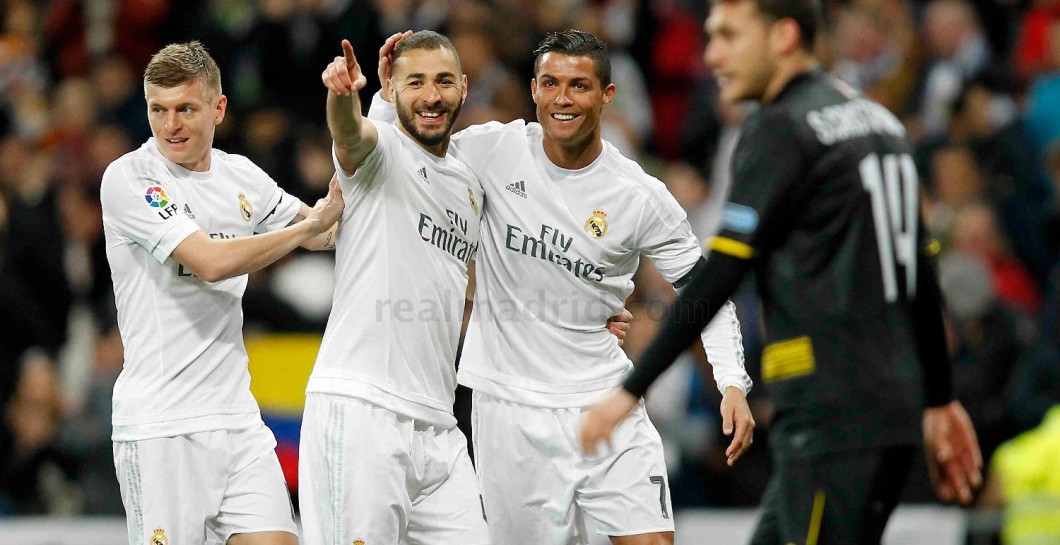 Benzema y Cristiano celebran un gol