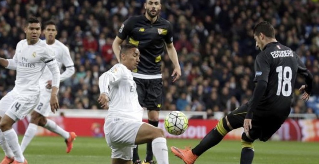 Danilo pelea un balón ante el Sevilla