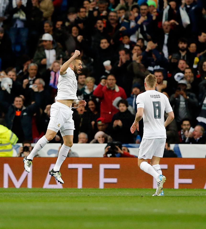Benzema puño en alto gol Sevilla