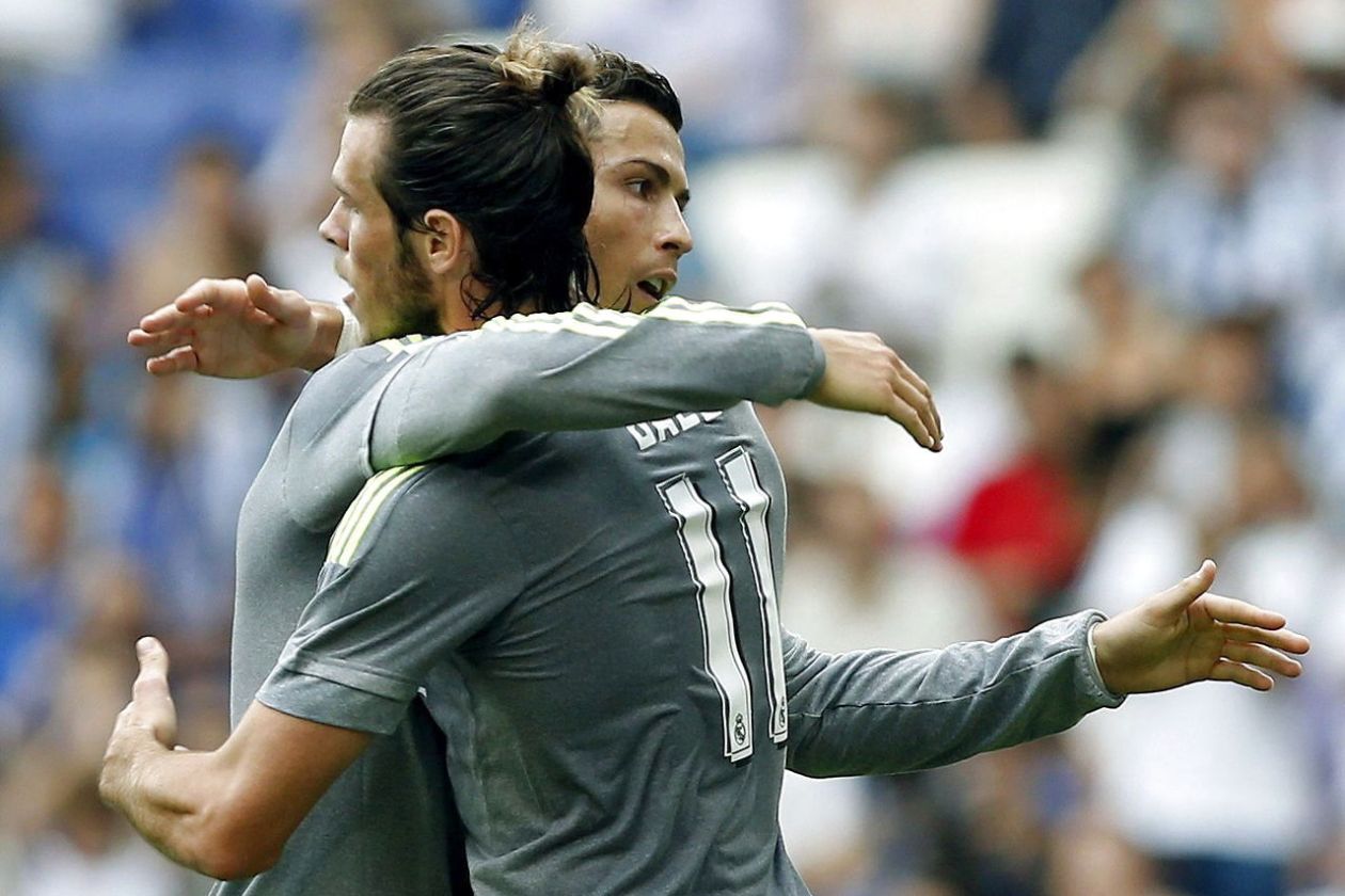 Cristiano y Bale se abrazan celebrando un gol
