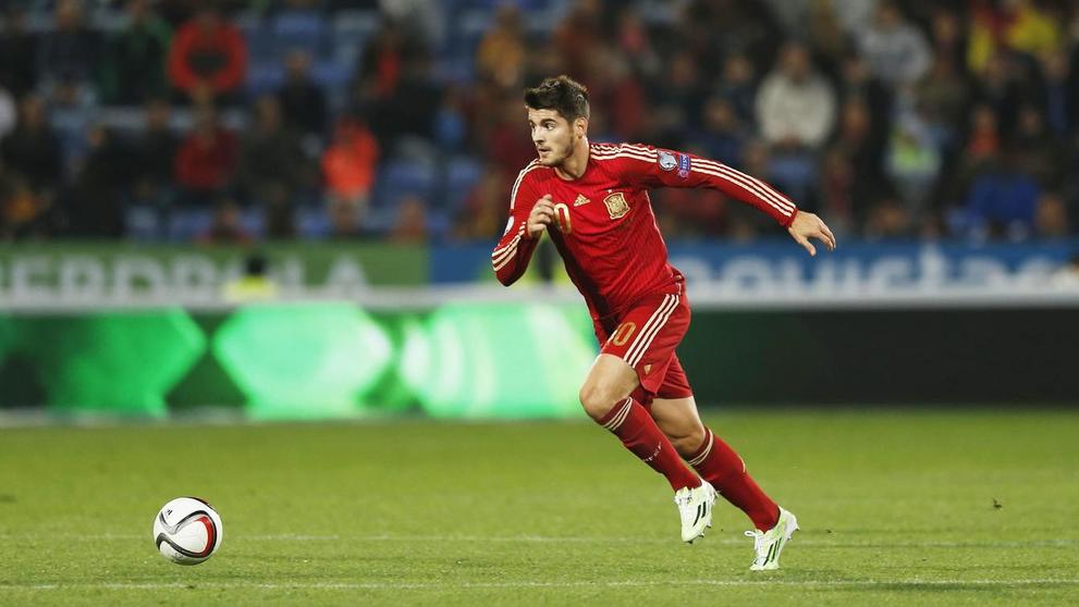 Morata juega con la selección española