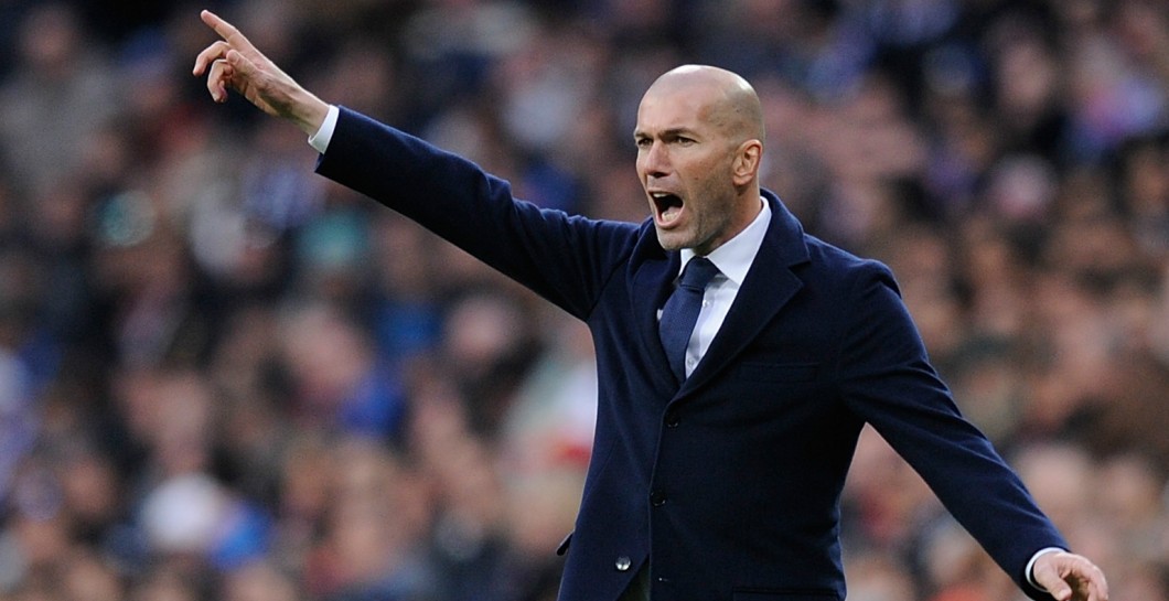 Zidane dando indicaciones en el Bernabéu