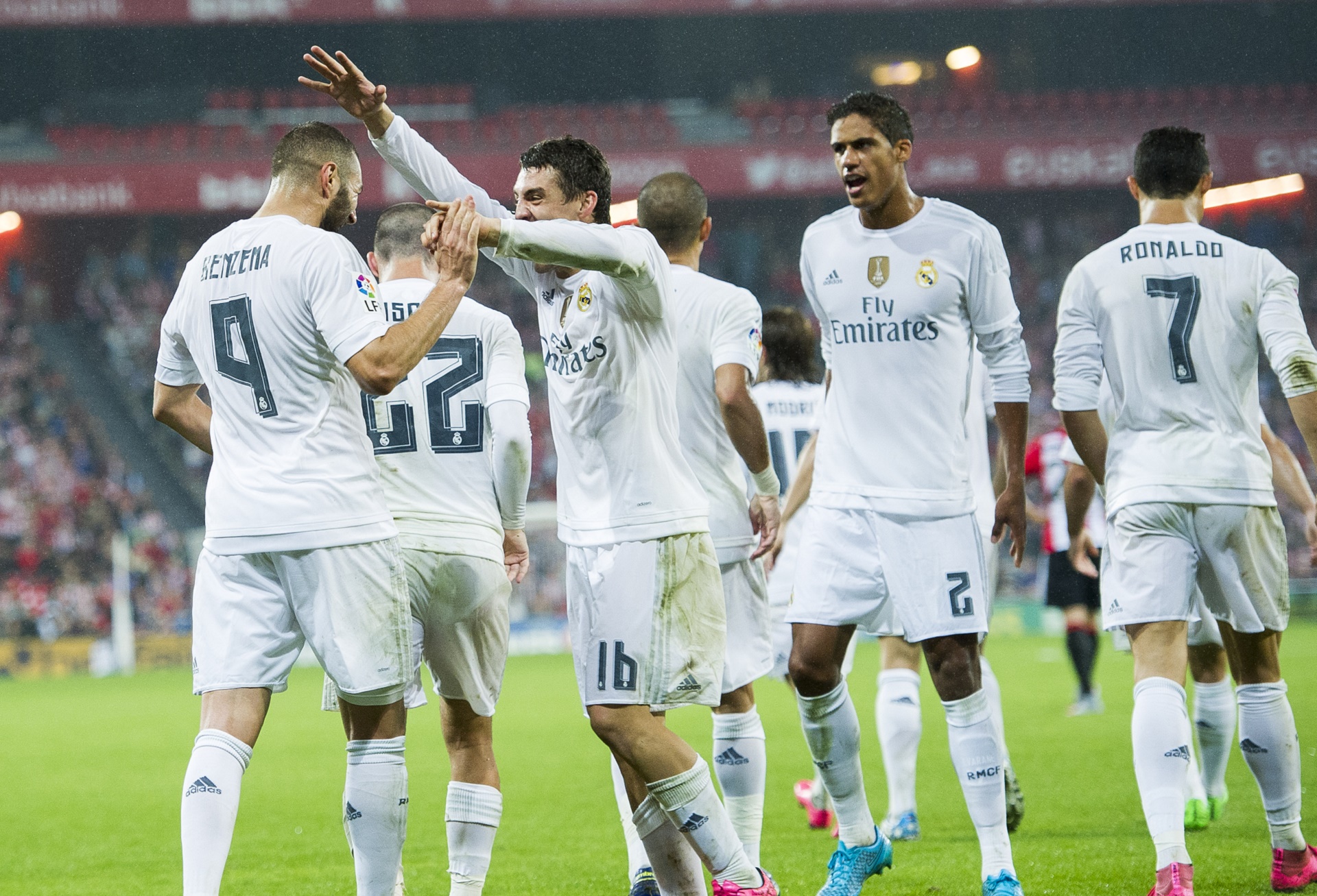 Jugadores del Madrid celebran gol en San Mames