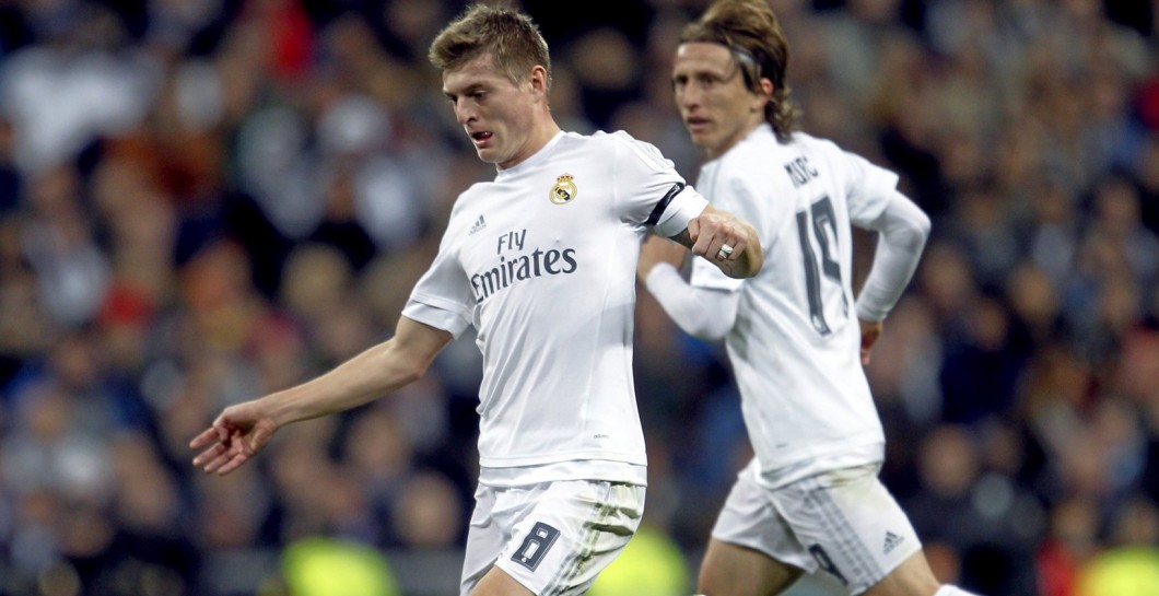 Kroos da un pase partido Real Madrid