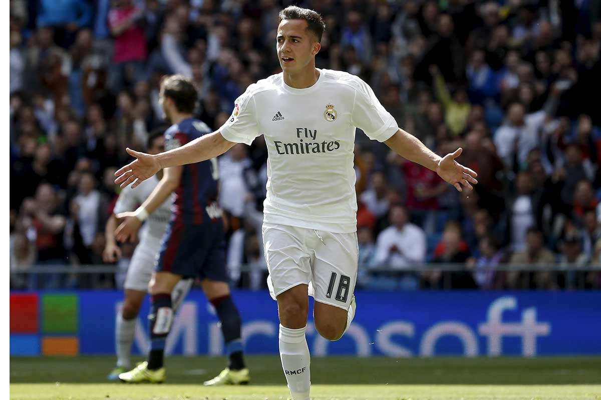 Lucas Vázquez celebra un gol marcado en el Bernabéu