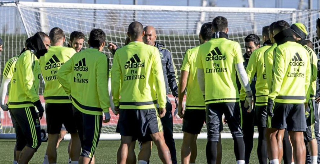 Zidane habla con su plantilla durante un entrenamiento