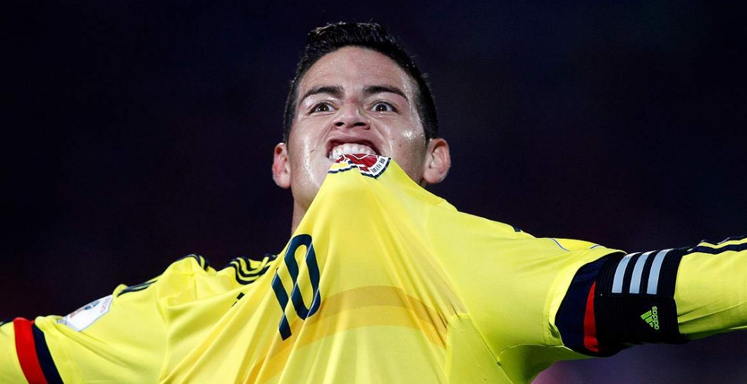 James muerde su camiseta en un partido con Colombia