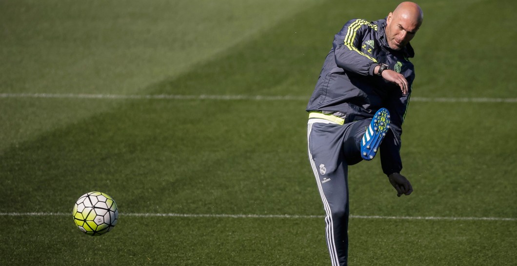 Zidane golpea un balón en un entrenamiento
