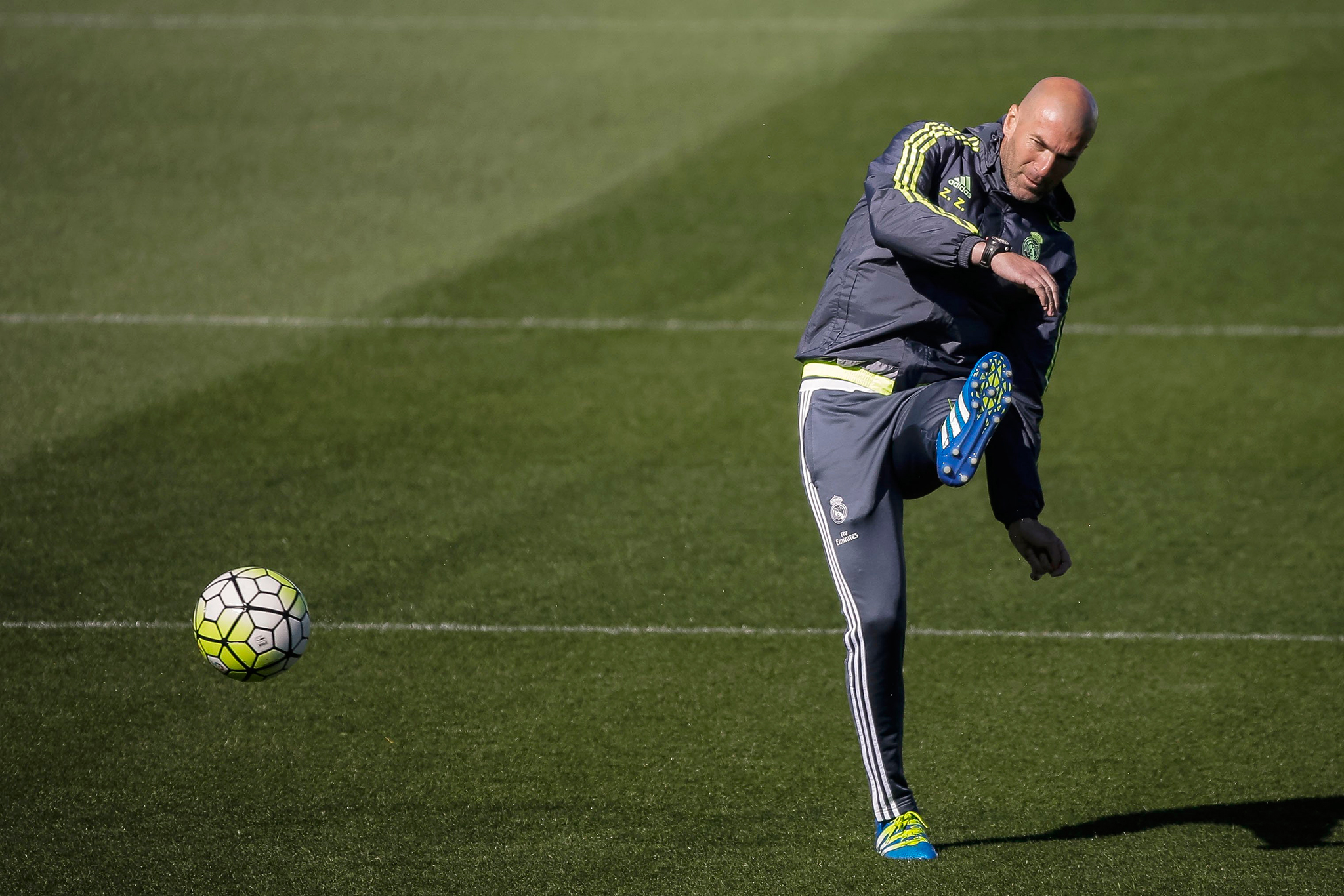 Zidane golpea un balón en un entrenamiento