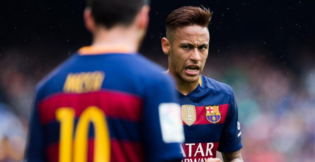 Neymar mira a Messi durante un encuentro