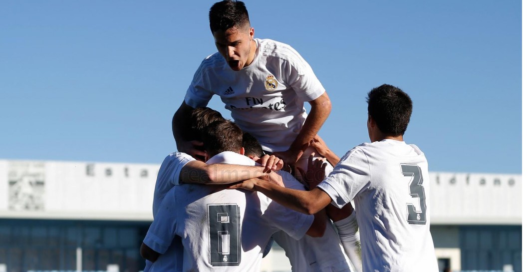 Los jugadores del Castilla celebran un gol