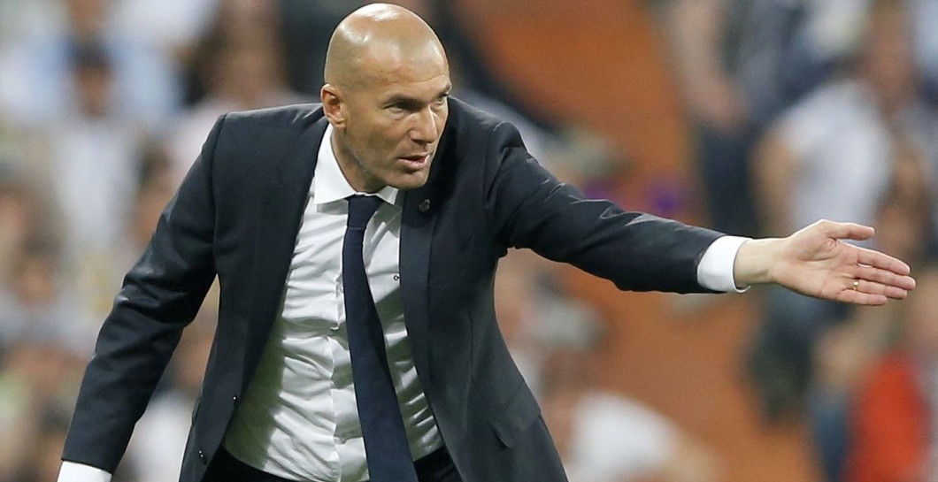 Zidane da indicaciones en el Bernabéu