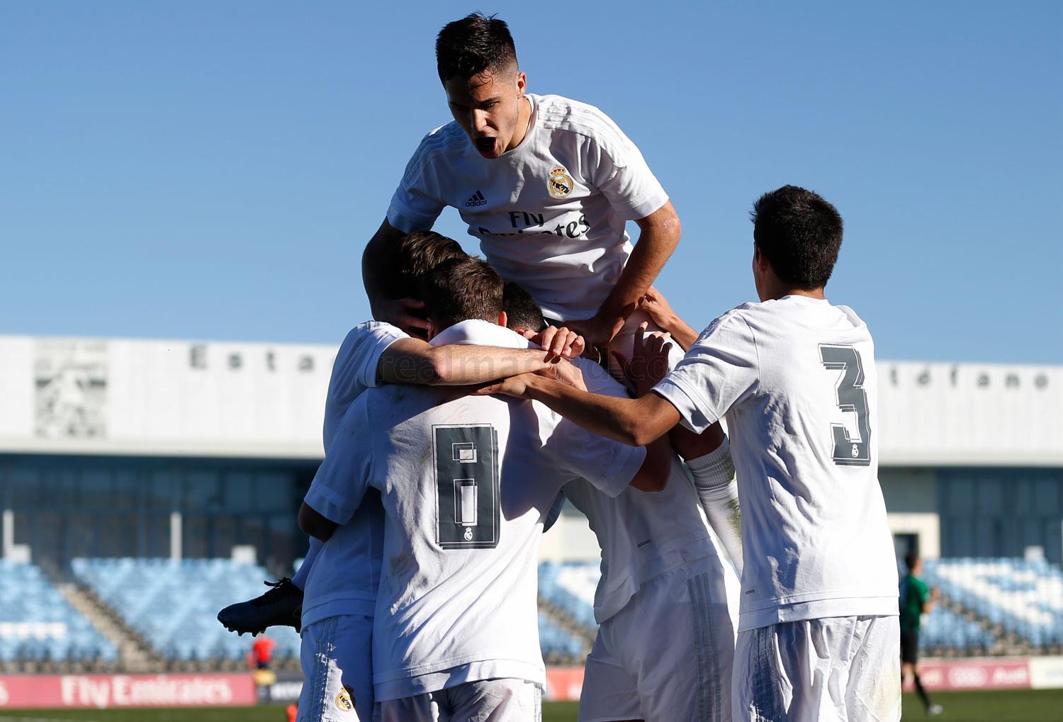 Los jugadores del Castilla celebran un gol