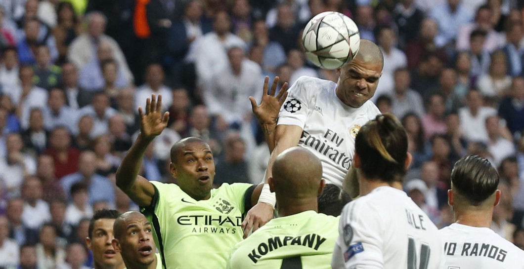 Pepe remata un balón de cabeza ante el Manchester City