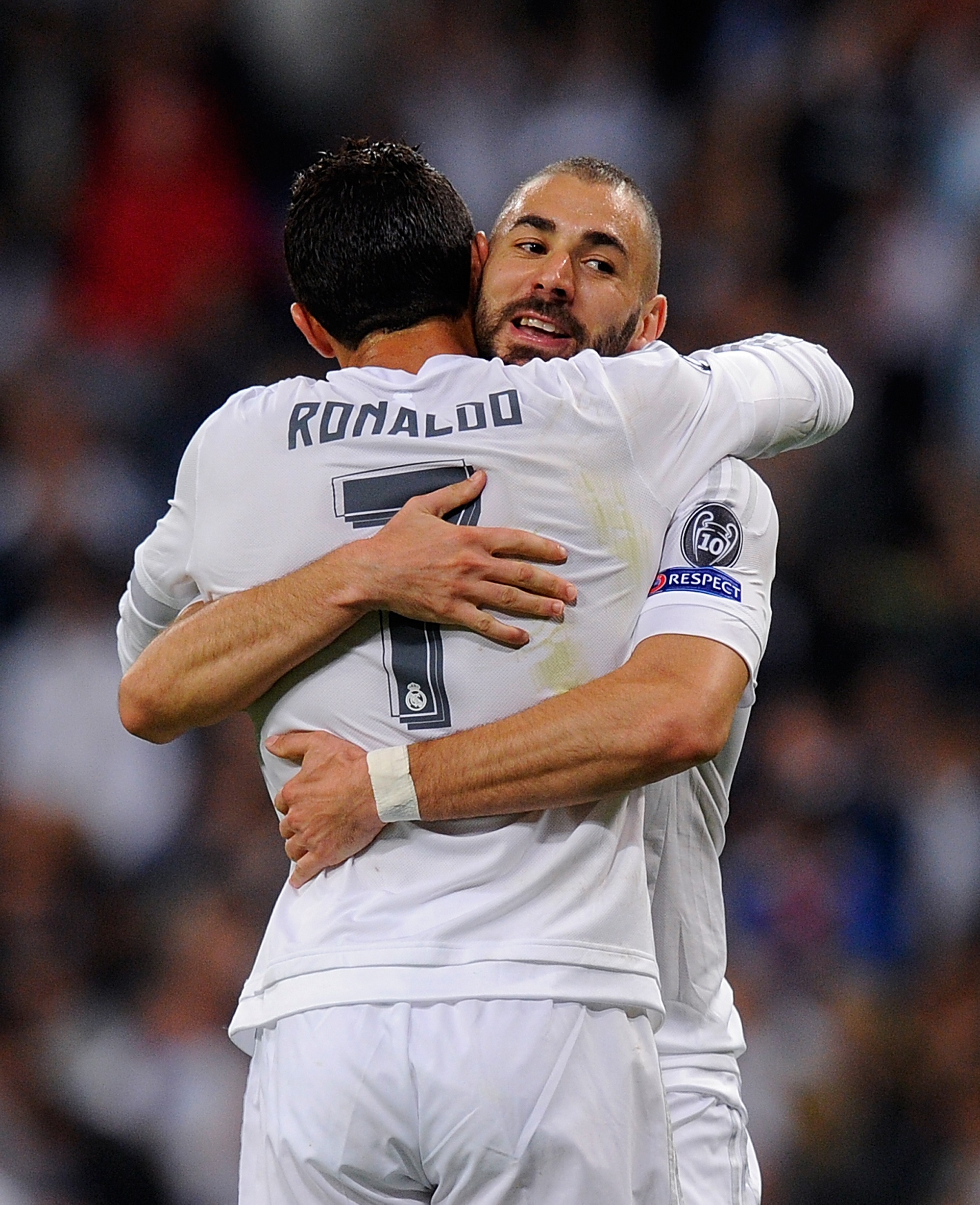 Cristiano y Benzema se abrazan