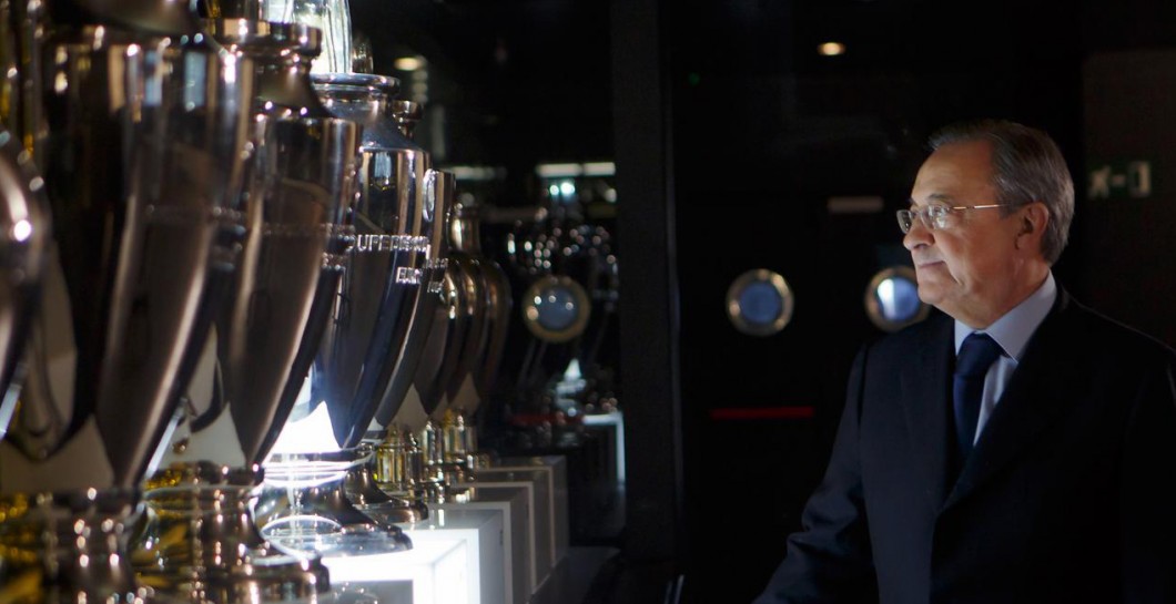 Florentino Pérez mira las Copas de Europa del Real Madrid