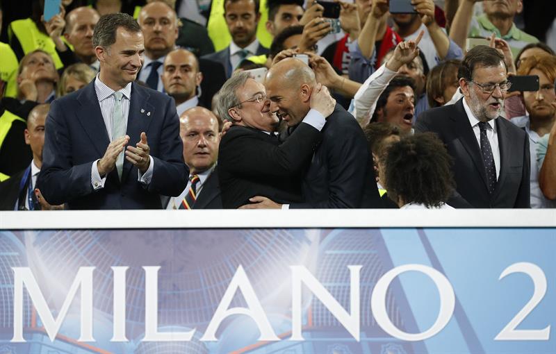 Florentino y Zidane se abrazan en el palco