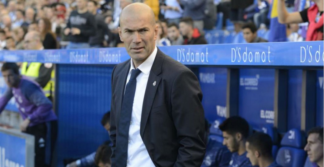Zidane mira desde el banquillo en un partido de esta temporada