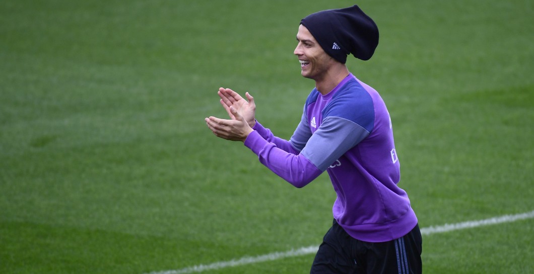 Cristiano Ronaldo sonríe en un entrenamiento