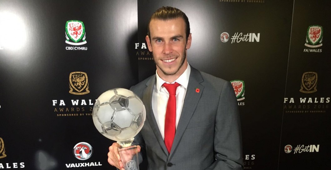 Bale tras recibir el premio a Mejor Futbolista Galés de 2016