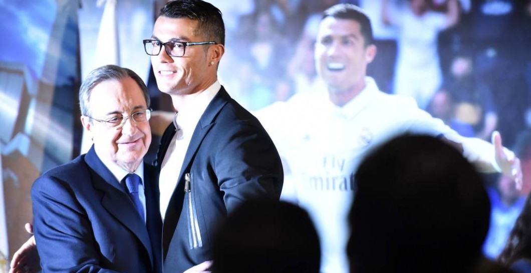 Cristiano se abraza a Florentino tras firmar su renovación
