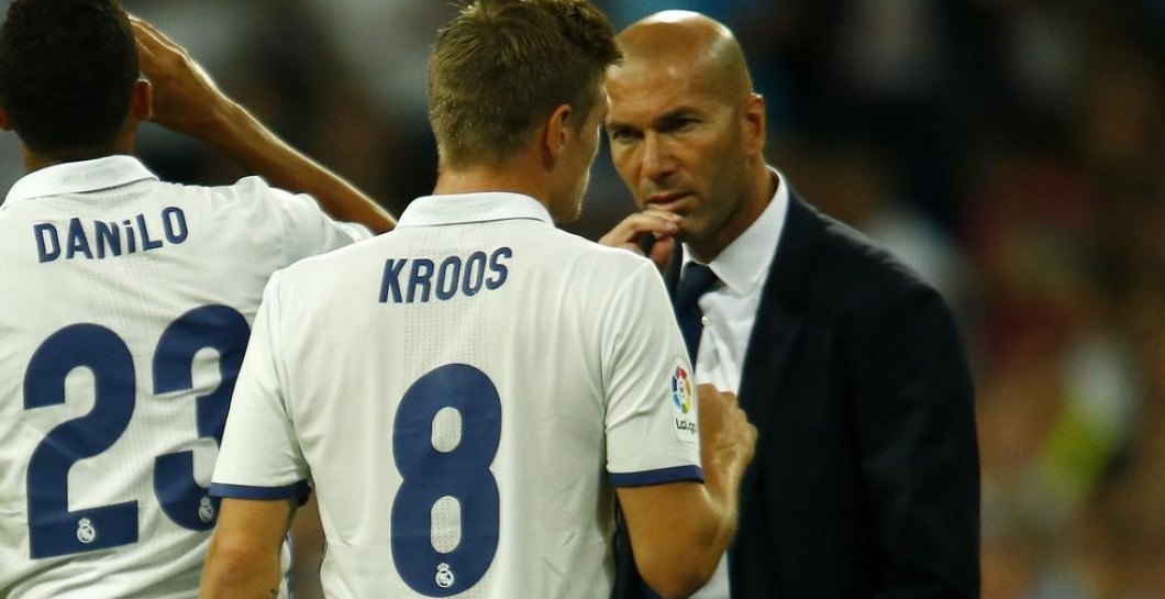Kroos habla con Zidane en un partido de esta temporada