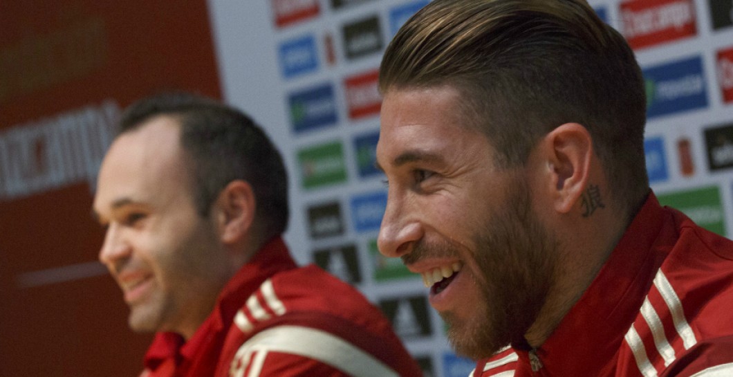 Ramos e Iniesta en una rueda de prensa de la selección