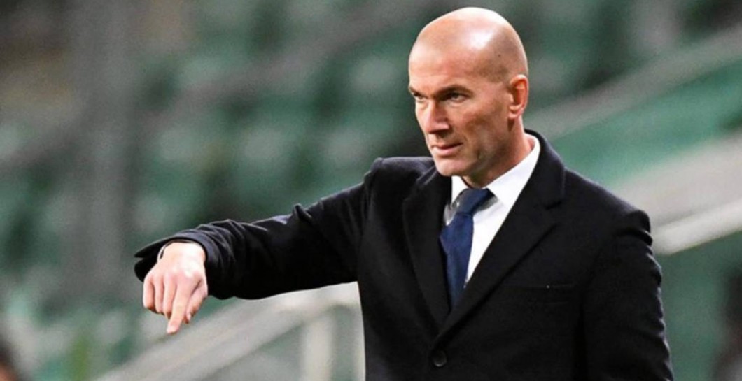 Zidane hace una indicación en el partido de Varsovia