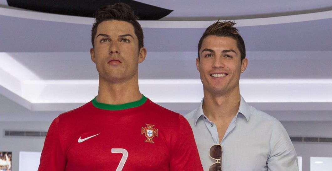 Cristiano Ronaldo junto a su figura de cera