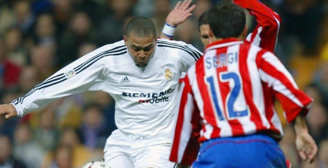 Ronaldo Nazario en un derbi ante el Atlético de Madrid