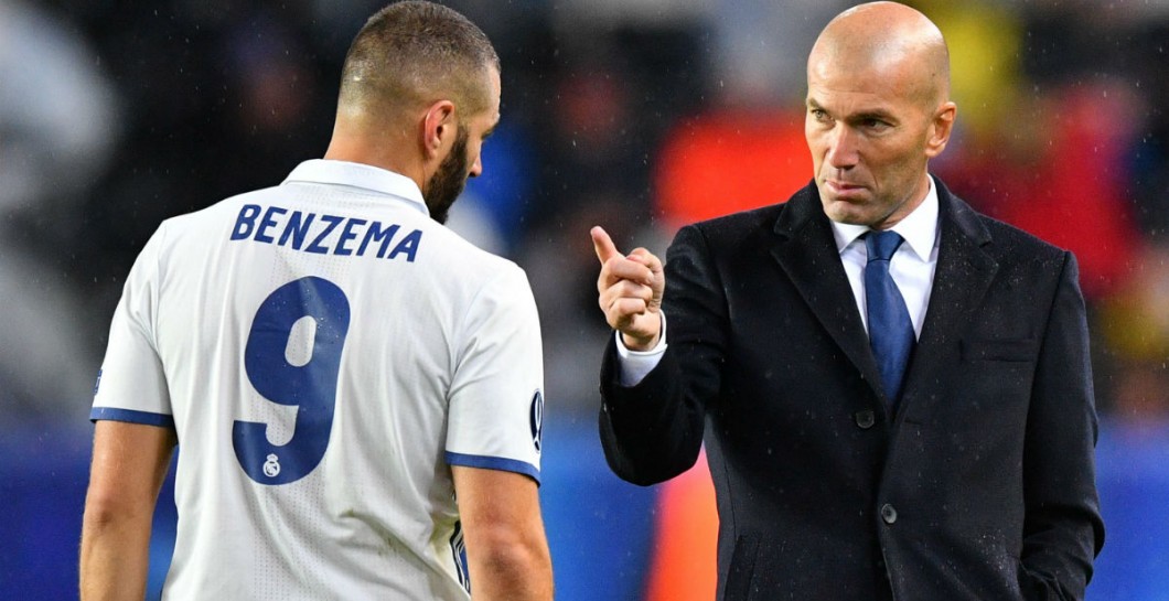 Zidane indica a Benzema durante un partido