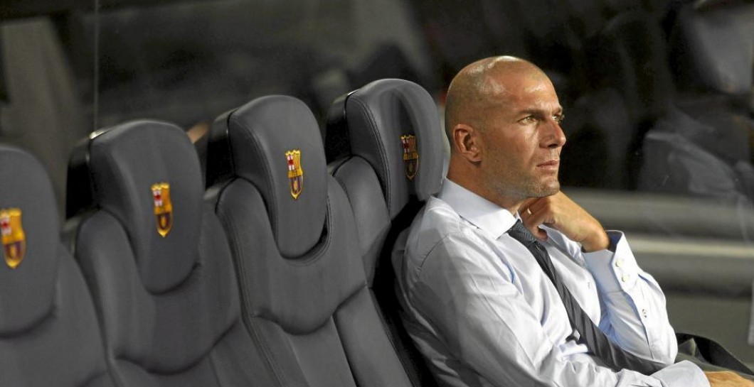 Zidane, sentado en el banquillo del Camp Nou